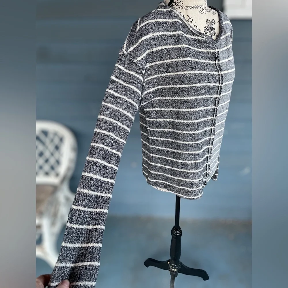 Anthropologie Womens XS Devin Textured Gray & White Striped Sweater Top-Raw Edge